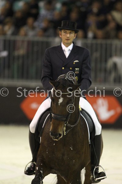 LAUGKS_MEGGLE\'S WELTTALL_MILANO_2011_SS3_9896.jpg